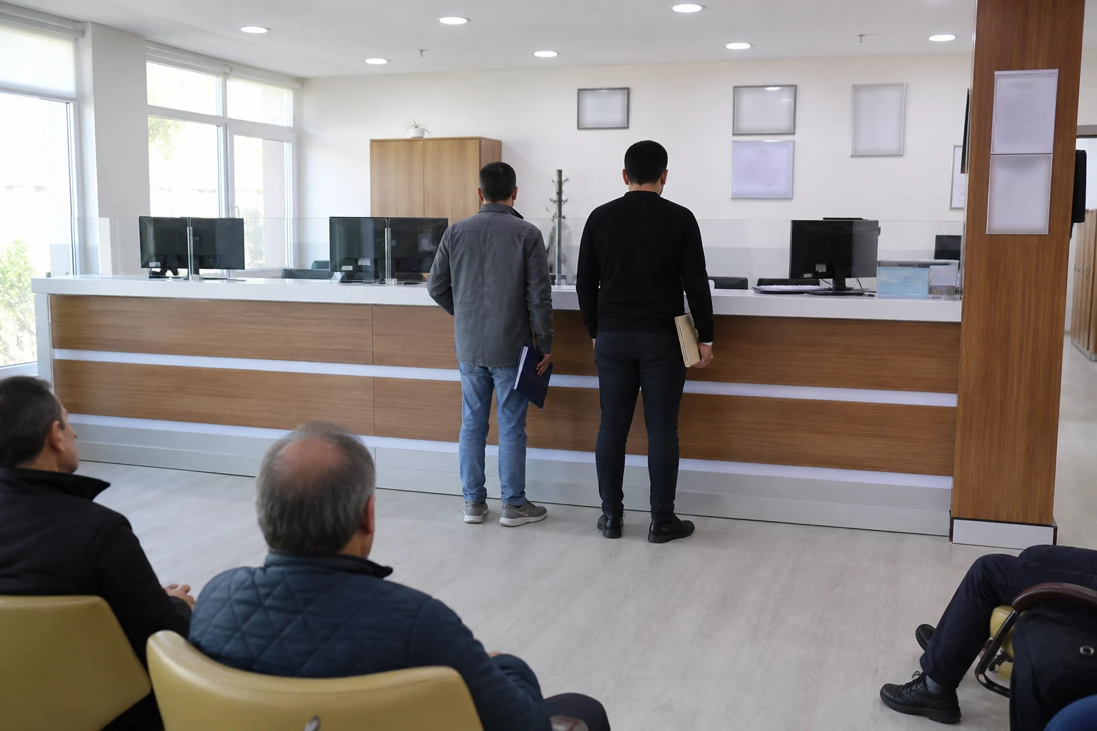 DASK'ta yeni dönem kapsamında sigorta işlemleri için hizmet noktasında işlem yapan vatandaşlar.
