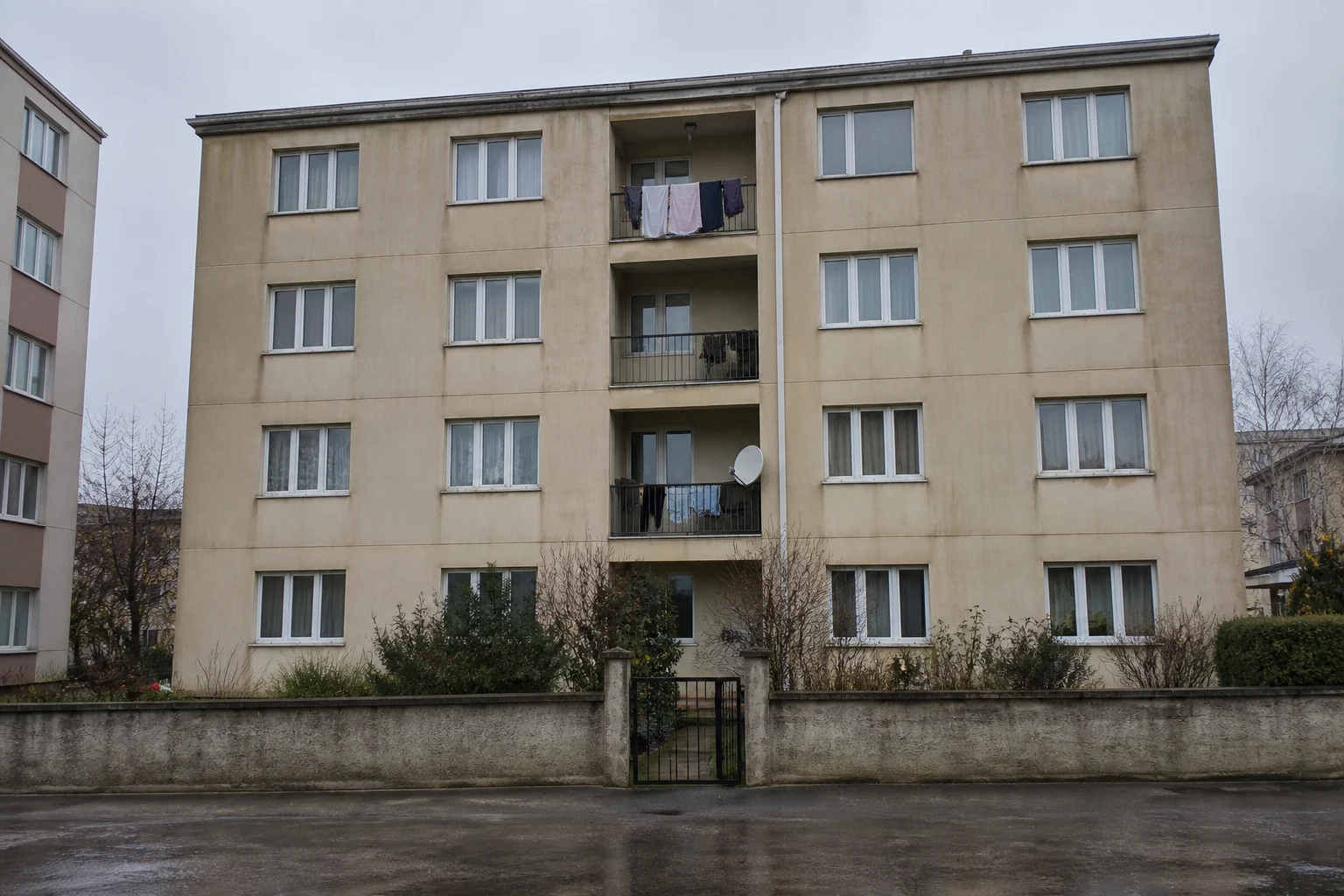 Deprem risk raporu kapsamında değerlendirilebilecek, çok katlı betonarme bir apartman binasının dış cephe görünümü.