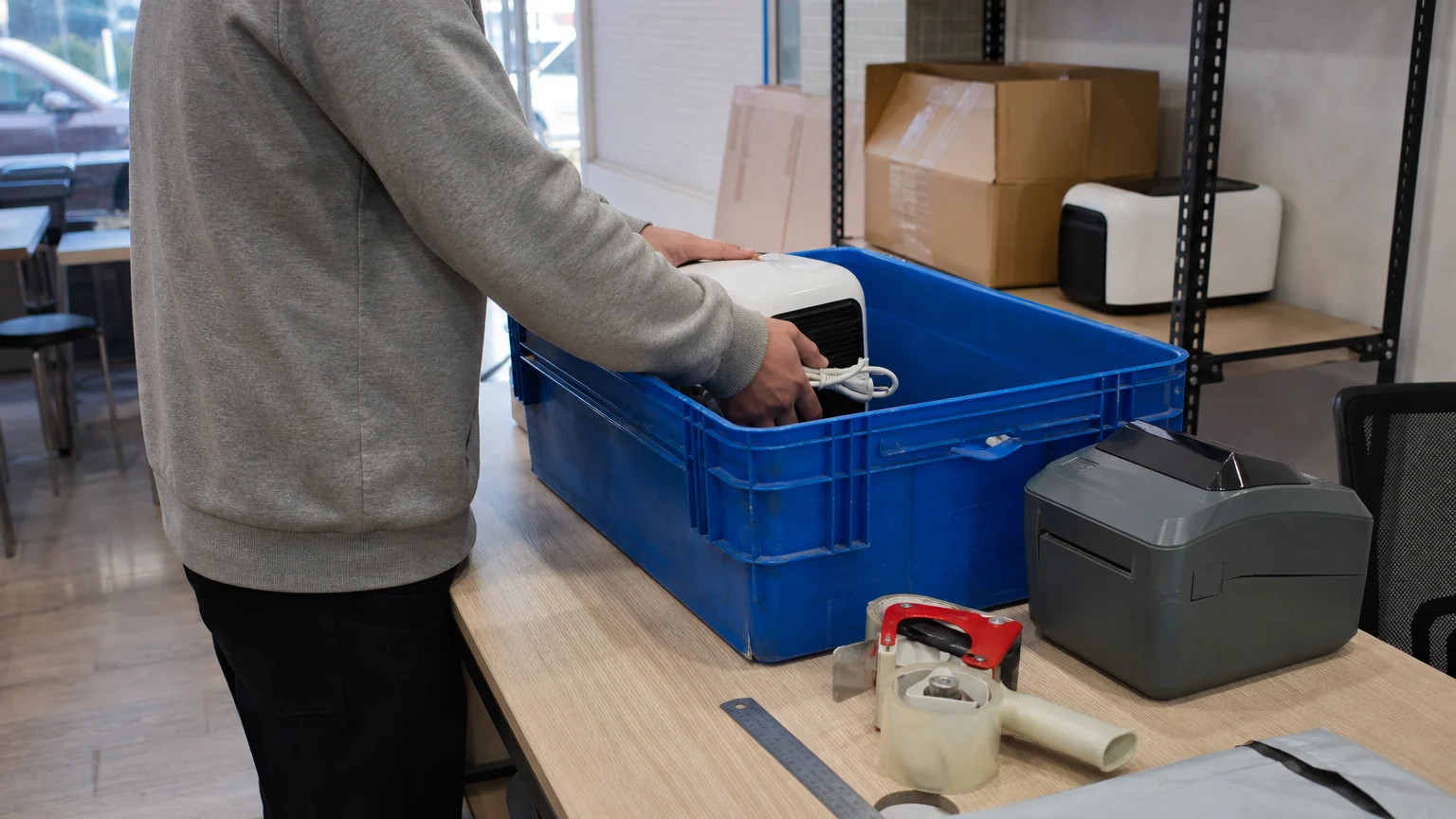 E-ticarette ürün sorumluluk sigortası kapsamında paketleme ve ürün hazırlama işlemi yapan e-ticaret çalışanı